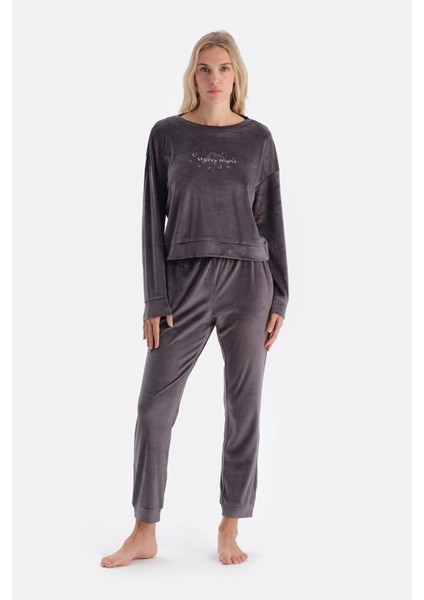 Gri Nakış Detaylı Uzun Kollu Kadife Pijama