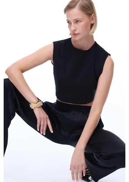 Seras Regular Fit Sıfır Kol Yuvarlak Yaka Siyah Renk Kadın Bluz fırsatları