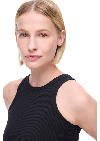 Amorinas Slim Fit Standart Boy Sıfır Kol Bisiklet Yaka Siyah Bluz fiyatları