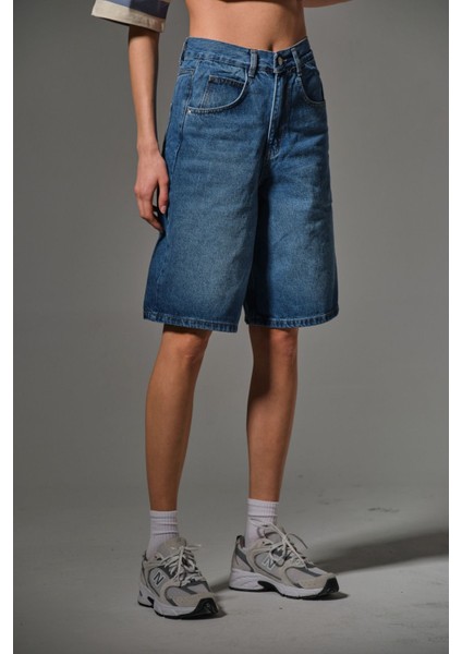 Toka Detaylı Bol Kesim Rahat Baggy Jean Kot Salaş Kadın Bermuda Diz Altı Denim Şort @casoria fiyatları