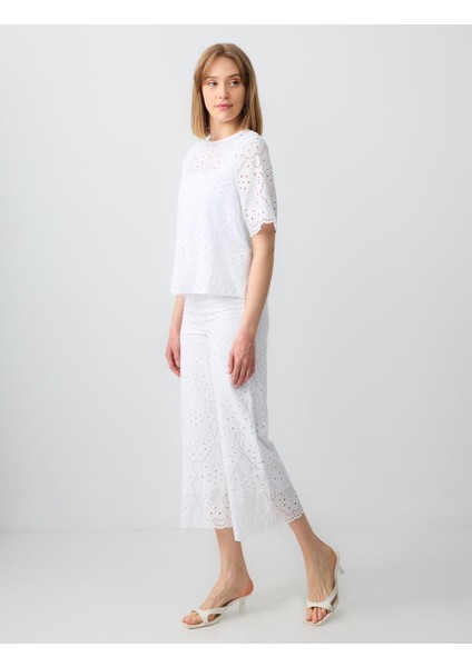 Beyaz Rahat Kesim Yüksek Bel Bol Paça Ajurlu Pamuklu Pantolon modelleri