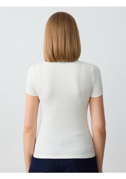 Beyaz Dar Kesim Kısa Kollu Polo Yaka Örme Tişört indirimleri