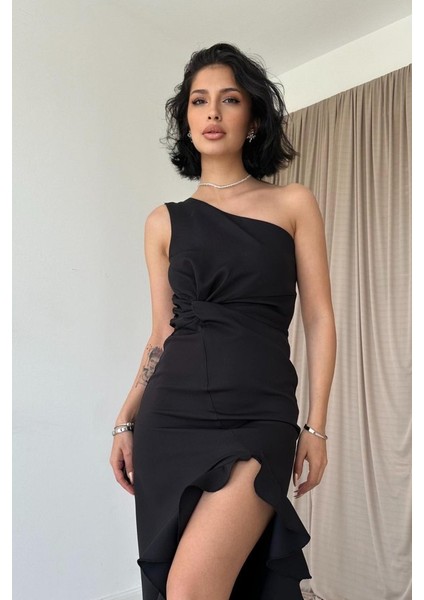 Siyah Yırtmaçlı Volanlı Elbise