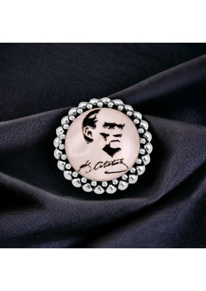 Beyaz Zemin Üzeri Atatürk Imzası ve Silüeti Gümüş Rozet