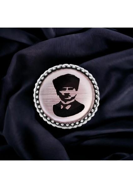 Beyaz Zemin Üzeri Atatürk Silüeti Gümüş Rozet