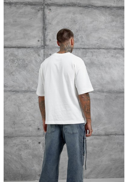 Beyaz Figür Baskılı Oversize Tshirt modelleri