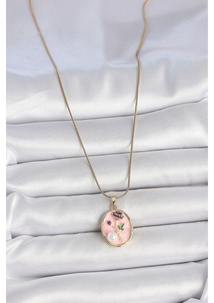 316L Çelik Gold Renk Zincir Pembe Çiçek Işlemeli Inci Detay Portre Model Kadın Kolye fiyatları