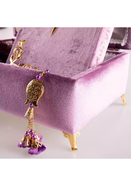 Çizgili Kutu Çeyizlik, Şal + Seccade + Tesbih + Kuran Hediye Seti (Çanta B. Kadife, Lila, Elif-Vav) fırsatları