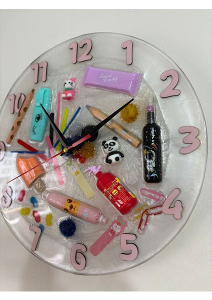 Kıds - Eğlenceli Objelerle Tasarlanmış Epoksi Çocuk Duvar Saati - Pembe Renk Rakamlı - 30 cm