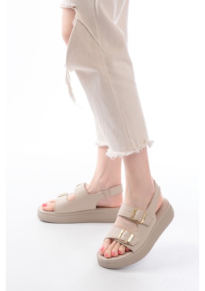 24413-572 Bej Günlük Dolgu Topuk Toka Aksesuarlı Kadın Sandalet