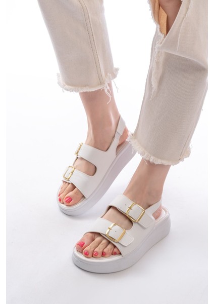 24413-572 Beyaz Günlük Dolgu Topuk Toka Aksesuarlı Kadın Sandalet