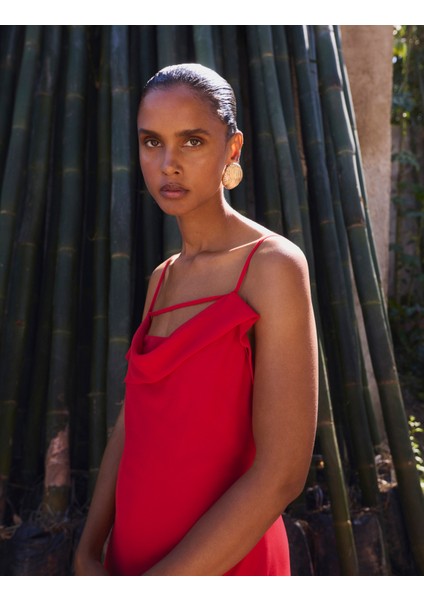 Dökümlü Yakalı Midaxi Askılı Elbise