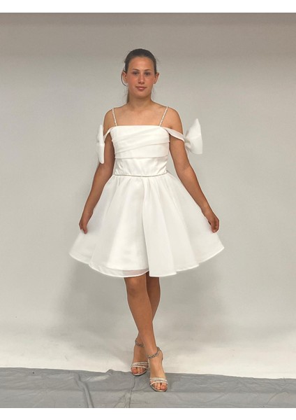 Kız Çocuk Abiye Beyaz Şifon Şerit Taş Askılı Kolları Düşük Fiyonk Detaylı Kısa Abiye Elbise 10-15 Yaş