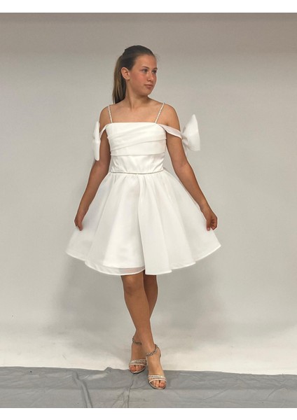 Kız Çocuk Abiye Beyaz Şifon Şerit Taş Askılı Kolları Düşük Fiyonk Detaylı Kısa Abiye Elbise 10-15 Yaş modelleri