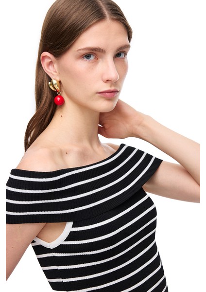 Siyah Beyaz Triko Slim Fit Kayık Yaka Triko fırsatları
