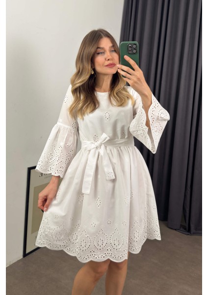 Beyaz Kolları Volanlı Kuşaklı Fisto Elbise