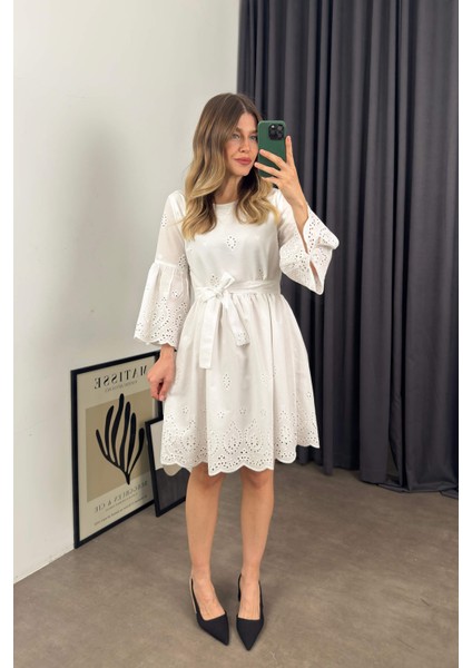 Beyaz Kolları Volanlı Kuşaklı Fisto Elbise modelleri
