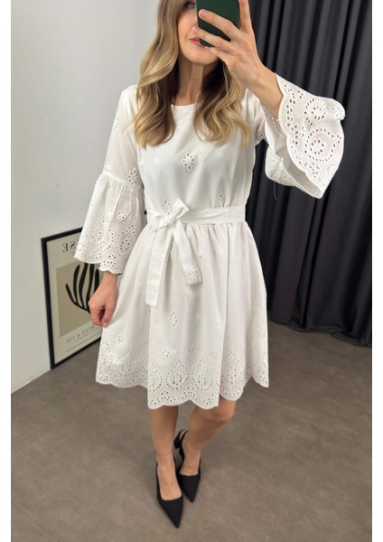 Beyaz Kolları Volanlı Kuşaklı Fisto Elbise fırsatları