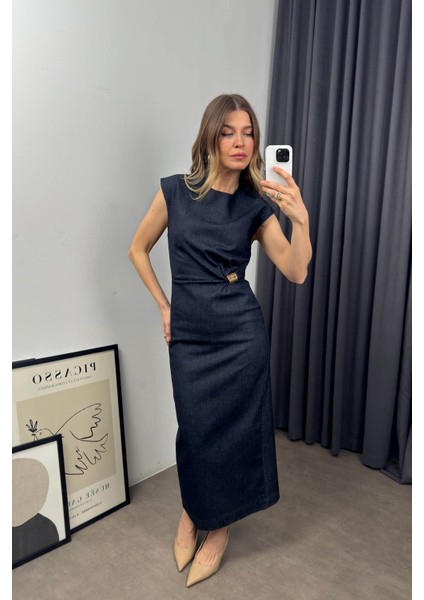 Lacivert Broş Detaylı Yırtmaçlı Kalem Denim Elbise