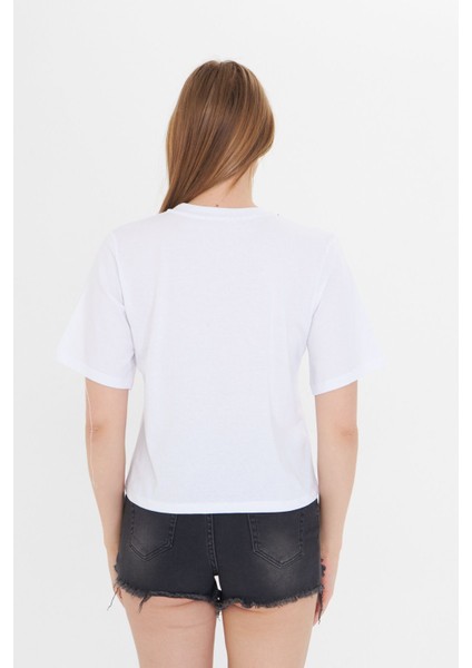 Kadın Beyaz Yuvarlak Yaka Regular Fit Normal Kesim T-Shirt Tişört fırsatları