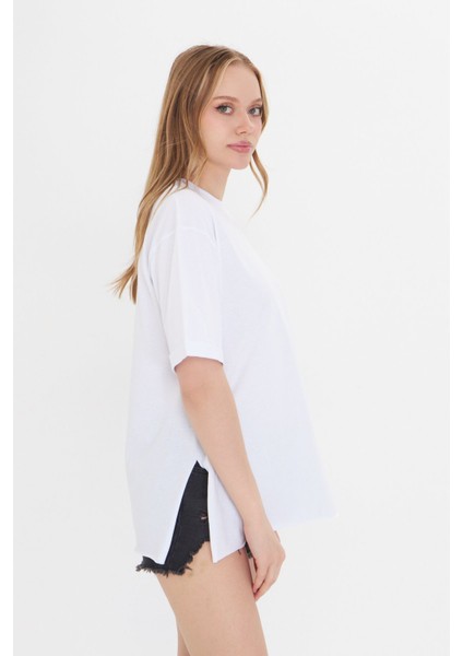 Kadın Beyaz Yuvarlak Yaka Oversize Yandan Yırtmaçlı T-Shirt Tişört indirimleri