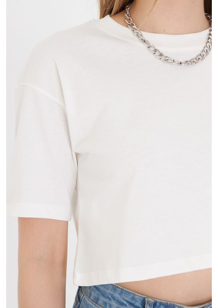 Kadın Beyaz Baskısız Yuvarlak Yaka Crop Tişört T-Shirt fırsatları