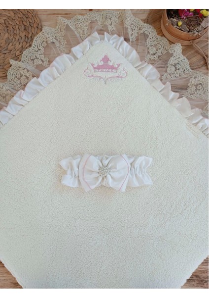 Yenidoğan Wool Yün Kumaş Taç Nakışlı Güpür Duvaklı Fiyonk Prizma Taş Unisex Kundak Bebek Battaniyesi modelleri