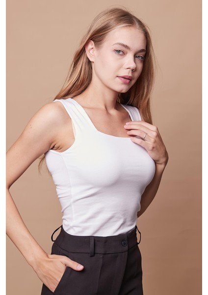 Kare Yaka Kolsuz Likralı Pamuklu Kumaş Body fırsatları