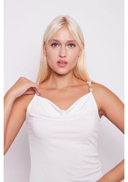 Krep Penye Degaje Yaka Aksesuar Detaylı Kolsuz Bluz -Krem fırsatları