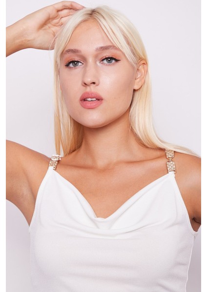 Krep Penye Degaje Yaka Aksesuar Detaylı Kolsuz Bluz -Krem indirimleri