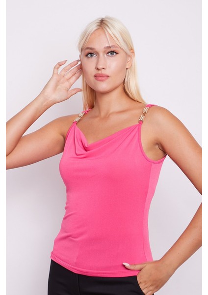 Krep Penye Degaje Yaka Aksesuar Detaylı Kolsuz Bluz -Fujya