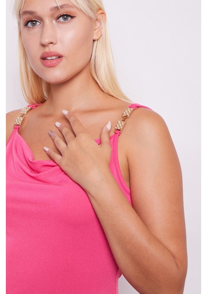 Krep Penye Degaje Yaka Aksesuar Detaylı Kolsuz Bluz -Fujya fırsatları