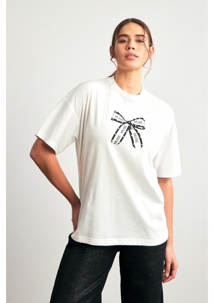 Ekru Yakada Fiyonk Baskı ve Inci Detaylı Bisiklet Yaka Kısa Kollu T-Shirt