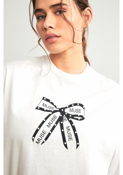 Ekru Yakada Fiyonk Baskı ve Inci Detaylı Bisiklet Yaka Kısa Kollu T-Shirt fiyatları