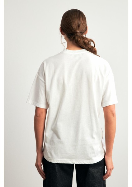 Ekru Yakada Fiyonk Baskı ve Inci Detaylı Bisiklet Yaka Kısa Kollu T-Shirt modelleri