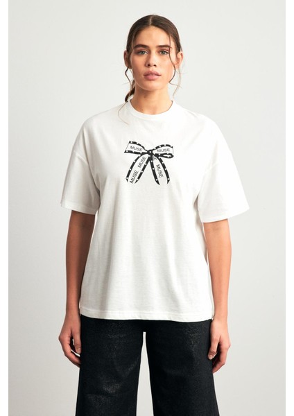Ekru Yakada Fiyonk Baskı ve Inci Detaylı Bisiklet Yaka Kısa Kollu T-Shirt fırsatları