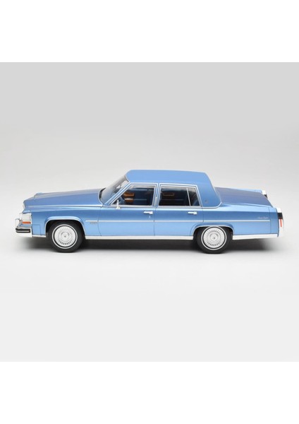 1:18 1982 Cadillac Fleetwood Brougham Mavi
