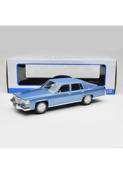 1:18 1982 Cadillac Fleetwood Brougham Mavi