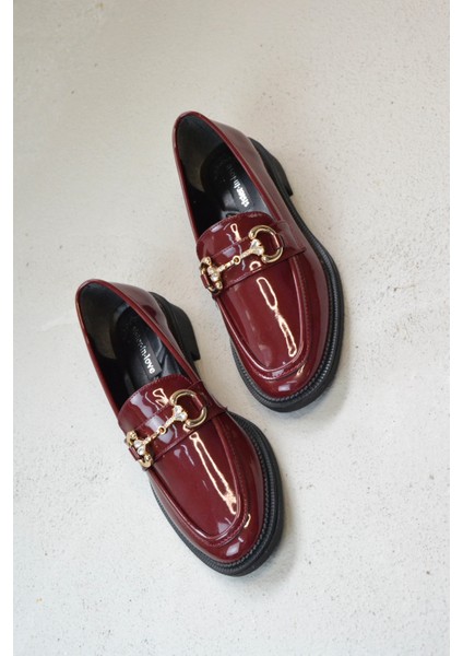 Iva Taş Detaylı Parlak Rugan Loafer modelleri