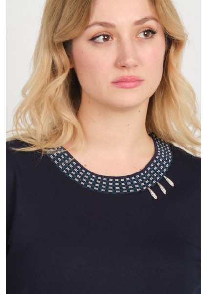 Kadın Yakası ve Tek Kolu Desenli Taşlı Metal Aksesuarlı Anne Bluz 5714 Lacivert modelleri