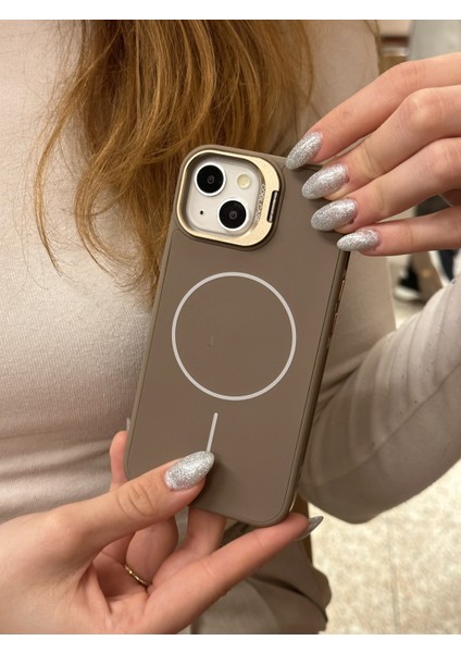 Apple iPhone 13 ve 14 Uyumlu Ince Magsafe Çizgili Metal Kamera Çerçeve Standlı Çöl Titanyum Kılıf