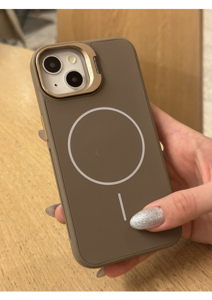 Apple iPhone 15 Uyumlu Ince Magsafe Çizgili Metal Kamera Çerçeve Standlı Çöl Titanyum Kılıf