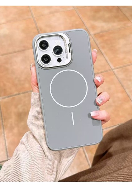 Apple iPhone 15 Pro Max Uyumlu Ince Magsafe Çizgili Metal Kamera Çerçeve Standlı Gri Kılıf