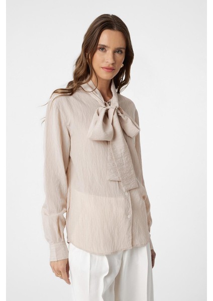 Bej Yakası Fularlı Kadın Gömlek