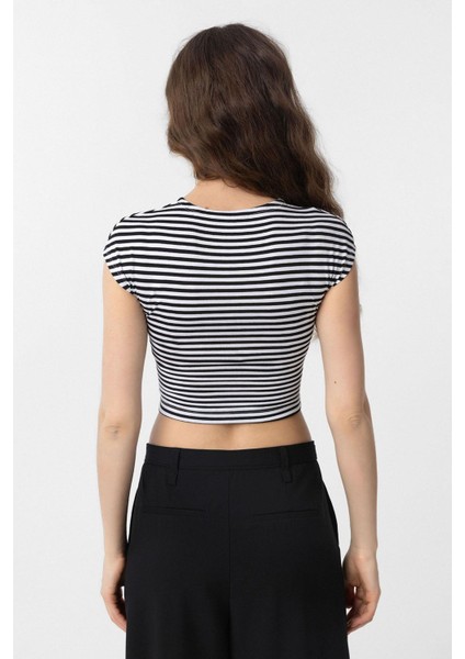 Siyah Crop Fit Çizgili Kadın T-Shirt fırsatları