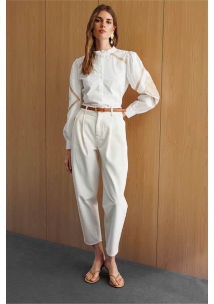 Ekru Pensli ve Pile Detaylı Yüksek Bel Havuç Jean