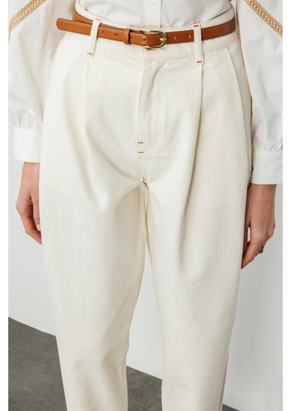 Ekru Pensli ve Pile Detaylı Yüksek Bel Havuç Jean modelleri