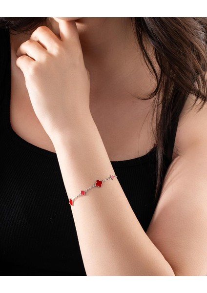 925 Ayar Rodyum Kırmızı Mineli Yonca Charm Gümüş Bileklik fiyatları