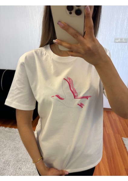 Marka Muadil Pembe Kuş Baskı Kırık Beyaz Tişört