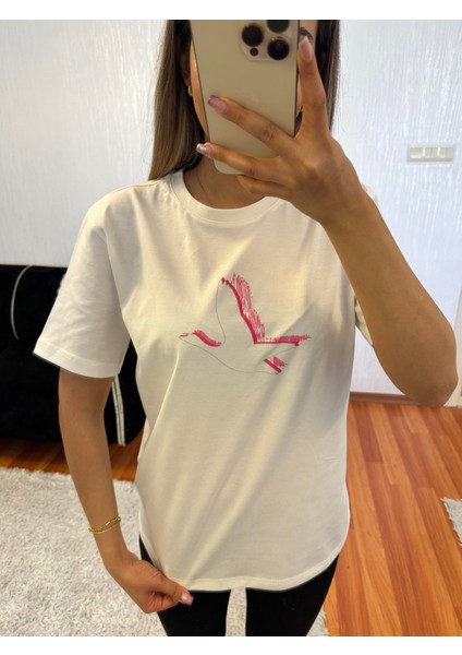 Marka Muadil Pembe Kuş Baskı Kırık Beyaz Tişört